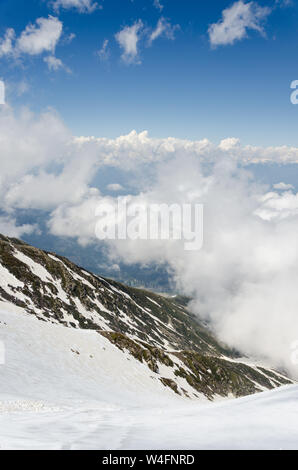 Wunderschöne Aussicht auf das Tal durch Clearing Wolken von Gulmarg Gondel Phase 2/Apharwat Peak, Gulmarg, Jammu und Kaschmir, Indien Stockfoto