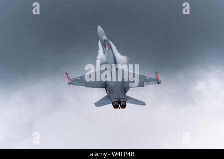 Finnische Luftwaffe McDonnell Douglas F/A-18C Hornet Jet Jagdflugzeug fliegt auf der Royal International Air Tattoo Airshow, RAF Fairford, Großbritannien. Stockfoto