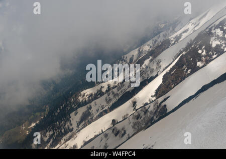 Schöner Blick auf die verschneite Landschaft von Gulmarg Gondel Phase 2, Gulmarg, Jammu und Kaschmir, Indien Stockfoto