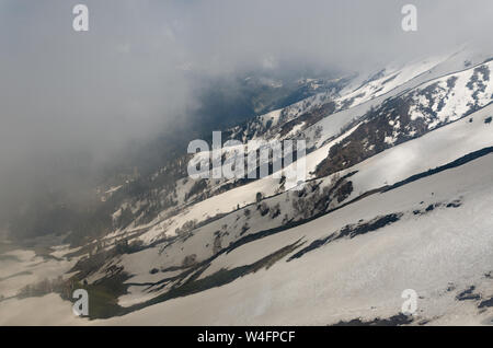 Schöner Blick auf die verschneite Landschaft von Gulmarg Gondel Phase 2, Gulmarg, Jammu und Kaschmir, Indien Stockfoto