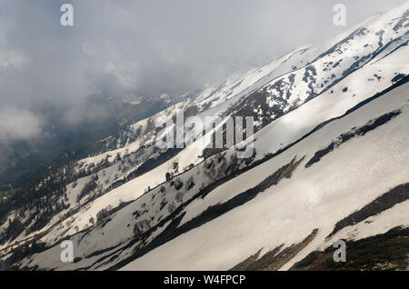 Schöner Blick auf die verschneite Landschaft von Gulmarg Gondel Phase 2, Gulmarg, Jammu und Kaschmir, Indien Stockfoto