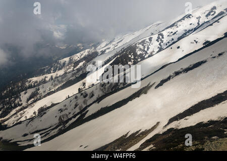 Schöner Blick auf die verschneite Landschaft von Gulmarg Gondel Phase 2, Gulmarg, Jammu und Kaschmir, Indien Stockfoto