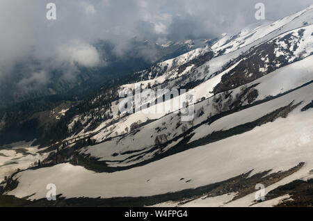 Schöner Blick auf die verschneite Landschaft von Gulmarg Gondel Phase 2, Gulmarg, Jammu und Kaschmir, Indien Stockfoto