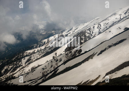 Schöner Blick auf die verschneite Landschaft von Gulmarg Gondel Phase 2, Gulmarg, Jammu und Kaschmir, Indien Stockfoto