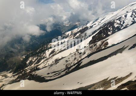 Schöner Blick auf die verschneite Landschaft von Gulmarg Gondel Phase 2, Gulmarg, Jammu und Kaschmir, Indien Stockfoto