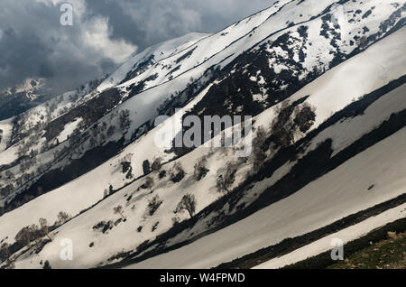 Schöner Blick auf die verschneite Landschaft von Gulmarg Gondel Phase 2, Gulmarg, Jammu und Kaschmir, Indien Stockfoto