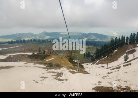 Wunderschöne Aussicht von Gulmarg Gondel Phase 2, Gulmarg, Jammu und Kaschmir, Indien Stockfoto