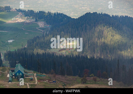 Wunderschöne Aussicht von Gulmarg Gondel Phase 2, Gulmarg, Jammu und Kaschmir, Indien Stockfoto