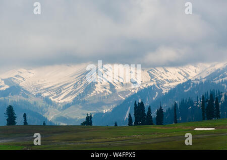 Blick auf die schneebedeckten Berge an einem bewölkten Tag von Gulmarg Gondel Phase 1 Das ist Kongdori, Gulmarg, Jammu und Kaschmir, Indien Stockfoto