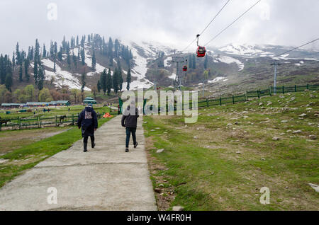 Ansicht des Gulmarg Gondel Phase 2 von Kongdori, Gulmarg, Jammu und Kaschmir, Indien Stockfoto