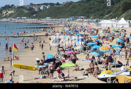 Bournemouth, UK. 23. Juli, 2019. Menschenmassen strömen bis die Sonne am Strand von Bournemouth mit Temperaturen von über 30 Grad in dieser Woche zu tränken. Bournemouth, Dorset, Großbritannien. Credit: Richard Knick/Alamy leben Nachrichten Stockfoto