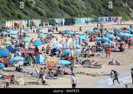 Bournemouth, UK. 23. Juli, 2019. Menschenmassen strömen bis die Sonne am Strand von Bournemouth mit Temperaturen von über 30 Grad in dieser Woche zu tränken. Bournemouth, Dorset, Großbritannien. Credit: Richard Knick/Alamy leben Nachrichten Stockfoto