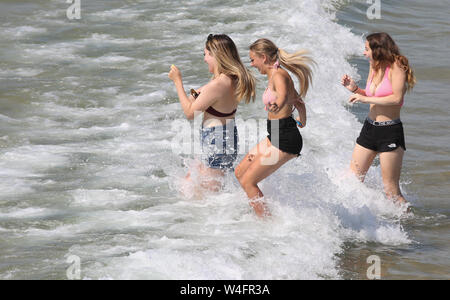 Bournemouth, UK. 23. Juli, 2019. Menschenmassen strömen bis die Sonne am Strand von Bournemouth mit Temperaturen von über 30 Grad in dieser Woche zu tränken. Bournemouth, Dorset, Großbritannien. Credit: Richard Knick/Alamy leben Nachrichten Stockfoto