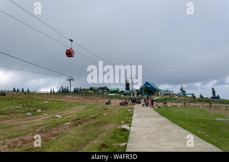 Ansicht des Gulmarg Gondel Phase 2 von Kongdori, Gulmarg, Jammu und Kaschmir, Indien Stockfoto