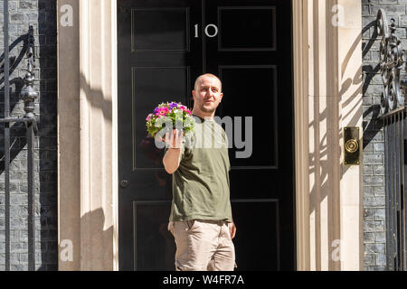 London, Großbritannien. 23. Juli 2019. Blumen kommen in Theresa's Mai letzten Schaltschrank in Downing Street 10, Quelle: Ian Davidson/Alamy leben Nachrichten Stockfoto