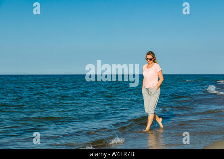 Frau Aufwachen am Strand Stockfoto