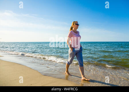 Frau Aufwachen am Strand Stockfoto