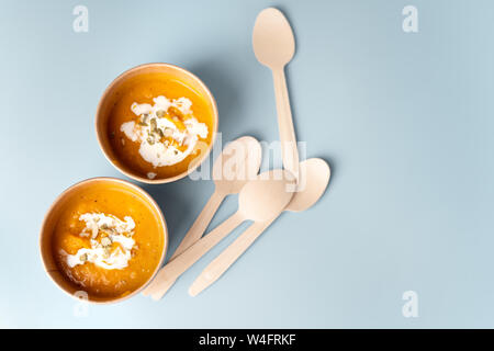 Blick von oben auf die kürbissuppe im Eco craft Papier Geschirr Stockfoto