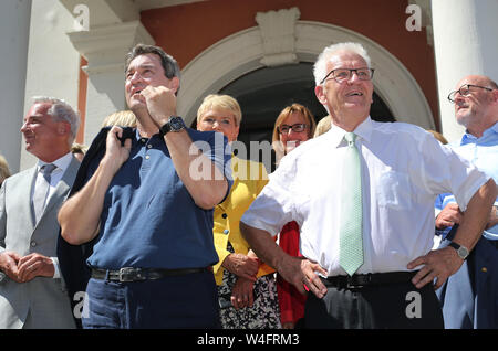 23 Juli 2019, Baden-Wuerttemberg Meersburg: Thomas Strobl, Innenminister des Landes Baden-Württemberg (CDU, l-r), Markus Söder, Bayerischer Ministerpräsident (CSU) und Winfried Kretschmann, Ministerpräsident von Baden-Württemberg (Bündnis 90/Die Grünen) vor der gemeinsamen Kabinettssitzung vor der Burg stehen. Foto: Karl-Josef Hildenbrand/dpa Stockfoto