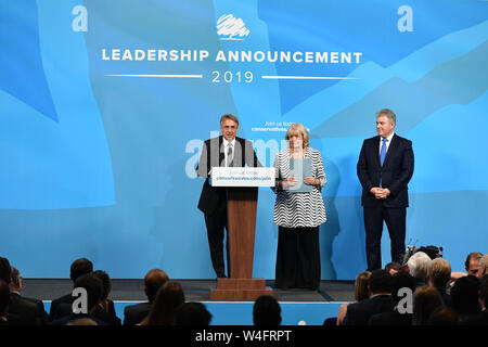 (Nach rechts) Charles Walker, Dame Cheryl Gillan und Vorsitzende der Konservativen Partei Brandon Lewis vor der Ansage der beiden Außenminister Jeremy Hunt oder Boris Johnson als die neue konservative Parteichef und Premierminister. Stockfoto