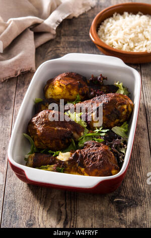 Gebratene Tandoori Chicken mit Basmati Reis auf hölzernen Tisch Stockfoto