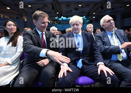 Jeremy Hunt (Zweite links) gratuliert Boris Johnson (Zweiter von rechts) an der Queen Elizabeth II. in London, wo er als der neue konservative Parteichef angekündigt wurde, und wird die nächste Prime Minister geworden. Stockfoto