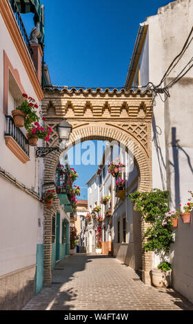 Calle Puerta del Sol, Gasse mit strebepfeilern zwischen Gebäuden, in Cabra, Provinz Córdoba, Andalusien, Spanien Stockfoto