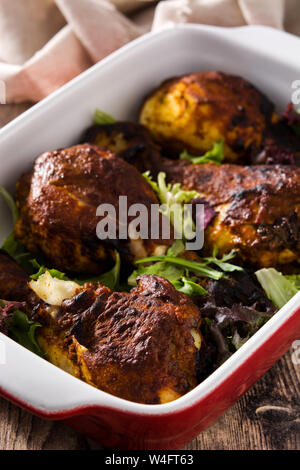 Gebratene Tandoori Chicken mit Basmati Reis auf hölzernen Tisch Stockfoto