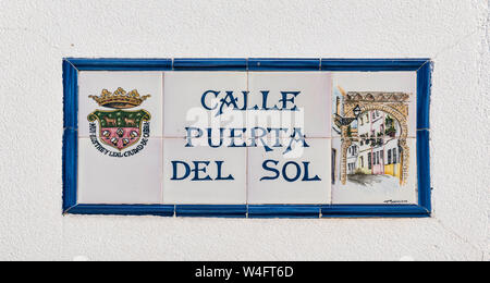 Straßennamen Fliese Zeichen in der Calle Puerta del Sol, Gasse in Cabra, Provinz Córdoba, Andalusien, Spanien Stockfoto