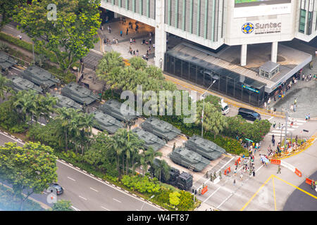 Gepanzerte Spalte auf den Straßen von Singapur Stockfoto