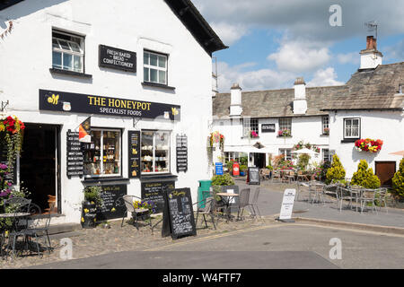 Hawkshead Dorf, das Quadrat, Cumbria, Lake District, England, Großbritannien - Die Honeypot deli und Minstrels Galerie Teestube Stockfoto