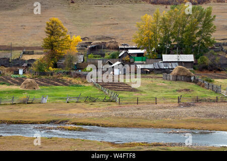 Suvo Barguzin-tal Russland, Blick auf die Farm und Felder im frühen Herbst Stockfoto