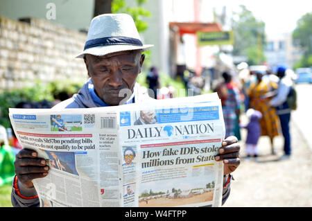 Nakuru, Rift Valley Kenia. 22. Juli, 2019. Ein Mann von der Post poll Gewalt gesehen, das Lesen von Zeitungen nach Anhörung der wichtigsten Fall Schadenersatzforderungen ausstehende Bestätigung des Status des Verwaltungsrats der IDP ausgesetzt war betroffen. Die Regierung getadelt worden für unregelmäßig Entschädigung fake IDP's und Unschuldige mit nichts. Die über 100 000 Menschen, die von Kenias post betroffen - Wahl Gewalt haben Geschmachtet worden in Armut für Jahre, wie sie für den Ausgleich von der Regierung warten. Kenia 2007-2008 Post poll Gewalt führte zum Tod, Vertreibungen und zerstören. Stockfoto