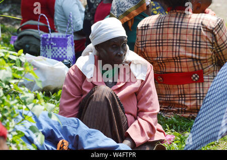 Nakuru, Rift Valley Kenia. 22. Juli, 2019. Eine Frau von der Post Umfrage Gewalt in Gedanken nach Anhörung der wichtigsten Fall Schadenersatzforderungen ausstehende Bestätigung des Status des Verwaltungsrats der IDP ausgesetzt wurde gesehen betroffen. Die Regierung die Schuld für die unregelmäßig Entschädigung fake IDP's und Unschuldige mit nichts wurde. Die über 100 000 Menschen, die von Kenias post betroffen - Wahl Gewalt haben Geschmachtet worden in Armut für Jahre, wie sie für den Ausgleich von der Regierung warten. Kenia 2007-2008 Post poll Gewalt führte zum Tod, Vertreibungen und Zerstörung o Stockfoto