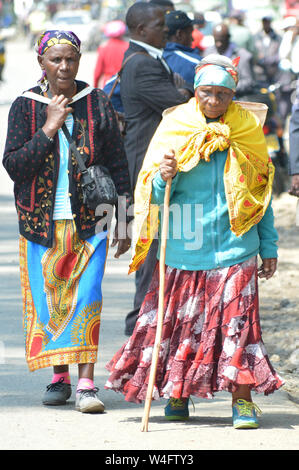 Nakuru, Rift Valley Kenia. 22. Juli, 2019. Ältere Frauen von der Post poll Gewalt betroffen sind gesehen zu Fuß nach Anhörung der wichtigsten Fall auf Schadensersatz anhängig war die Bestätigung des Status des Verwaltungsrats der IDP ausgesetzt. Die Regierung beschuldigt wurde für unregelmäßig Entschädigung fake IDP's und Unschuldige mit nichts. Die über 100 000 Menschen, die von Kenias post betroffen - Wahl Gewalt haben Geschmachtet worden in Armut für Jahre, wie sie für den Ausgleich von der Regierung warten. Kenia 2007-2008 Post poll Gewalt führte zum Tod, Vertreibungen und destruc Stockfoto