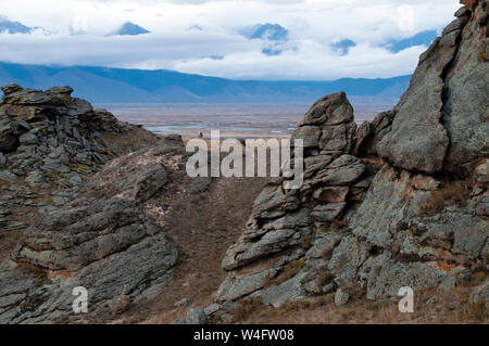 Suvo im Barguzin Tals Russland, Blick auf das Tal von der Felsformation mit weidenden Kühen Stockfoto