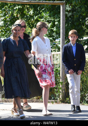 Sophie Gräfin von Wessex (links), mit ihren Kindern, Frau Louise und James, Viscount Severn bei einem Besuch im Bären Wald am Wilden Platz Projekt in Bristol. Stockfoto