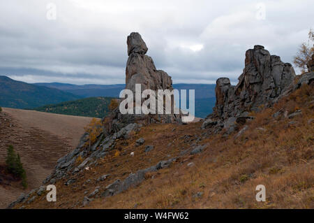 Suvo im Barguzin Tals Russland, Rinder weiden in der Nähe Felsformationen Stockfoto