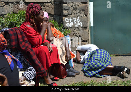 Nakuru, Rift Valley Kenia. 22. Juli, 2019. Frauen, die durch die Post poll Gewalt betroffen sind gesehen Ausruhen nach Anhörung der wichtigsten Fall Schadenersatzforderungen ausstehende Bestätigung des Status des Verwaltungsrats der IDP ausgesetzt wurde. Die Regierung beschuldigt wurde für unregelmäßig Entschädigung fake IDP's und Unschuldige mit nichts. Die über 100 000 Menschen, die von Kenias post betroffen - Wahl Gewalt haben Geschmachtet worden in Armut für Jahre, wie sie für den Ausgleich von der Regierung warten. Kenia 2007-2008 Post poll Gewalt führte zum Tod, Vertreibungen und Zerstörung von Stockfoto