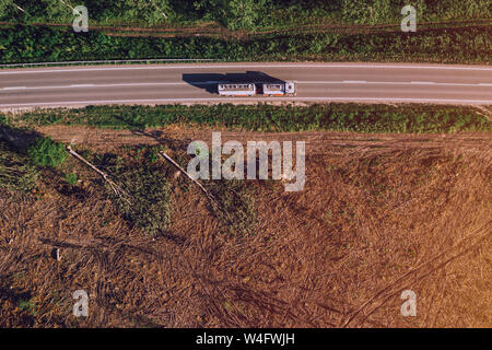 Luftaufnahme von Ottokraftstoff Tanklastzug auf der Straße durch die Landschaft Landschaft Stockfoto