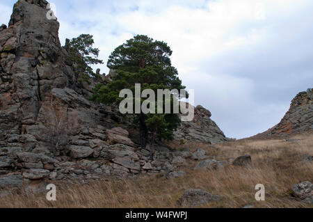 Suvo im Barguzin Tals Russland mit Blick auf die Felsformation auf dem Hügel Stockfoto