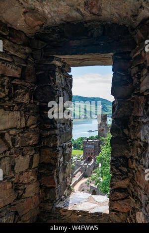 Blick auf Reichenstein Burg am Rhein Stockfoto