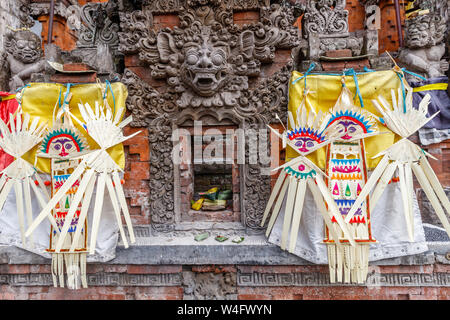 Balinesische Hindu gesponnen, Altar Dekorationen lamak und gantung - gantungan Für Fest Galungan Fest. Die Insel Bali, Indonesien Stockfoto