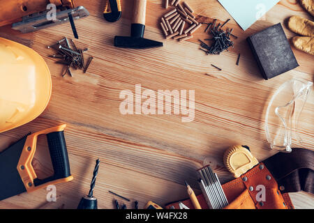 DIY-Projekt Tools, Ansicht von oben auf Holz Kiefer workshop Schreibtisch als Kopie Raum Stockfoto