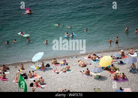 Paris, Frankreich. 22. Juli, 2019. Menschen Ruhe am Strand von Nizza, Südfrankreich, 22. Juli 2019. Eine neue Hitzewelle liefert in den meisten Teilen von Frankreich in dieser Woche. Credit: Syspeo. z/Xinhua/Alamy leben Nachrichten Stockfoto