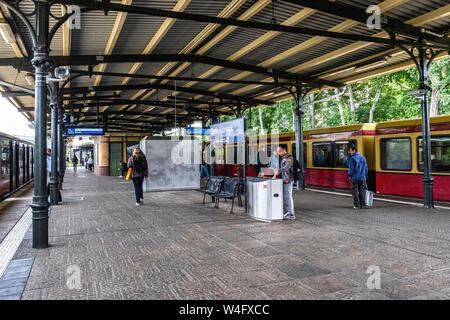 S Berlin-Köpenick, S-Bahn station mit abgedeckten Plattform Stockfoto