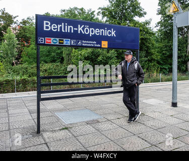 S Berlin-Köpenick, S-Bahn Station. Ältere männliche Pendler warten auf Plattform für Zug Stockfoto