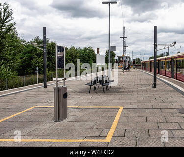 S Berlin-Köpenick, S-Bahn station mit Sitzplatz und Raucherbereich auf der Plattform Stockfoto