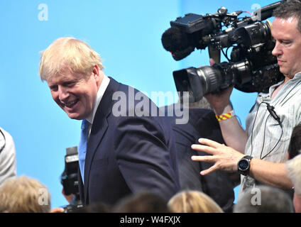 Stanley Johnson an der Königin Elizabeth II. in London, nachdem er als die neue konservative Parteichef angekündigt wurde. Stockfoto