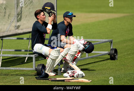 England's Rory Verbrennungen (links) und Joe Root (rechts) Während die Netze Sitzung auf Lord's, London. Stockfoto